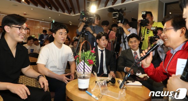 황교안 자유한국당 대표가 14일 오후 대전 중구 자유한국당 대전시당 옆 한 카페에서 대학생들과 토크콘서트를 하고 있다. 2019.5.14/뉴스1 © News1