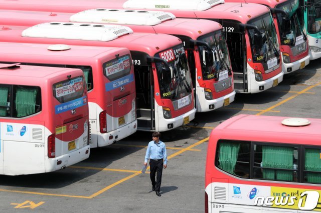 버스 총파업 예정일을 하루 앞둔 14일 오후 경기도 용인시 처인구의 한 버스업체 차고지에 버스들이 정차돼 있다. 2019.5.14/뉴스1 © News1