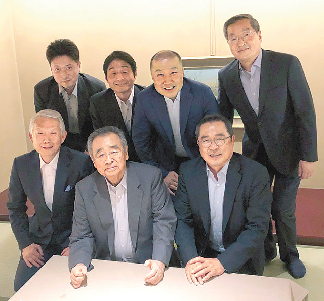 13일 일본 도쿄 JX금속을 방문한 구자열 LS그룹 회장(앞줄 오른쪽)과 구자은 LS엠트론 회장(뒷줄 오른쪽에서 두 번째). LS그룹 제공