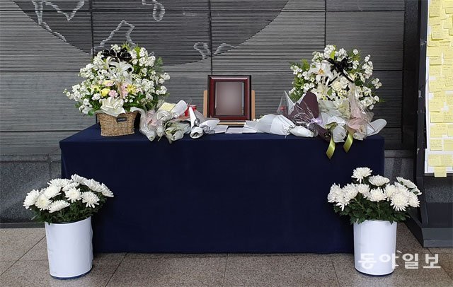 숨진 학생 학교에 마련된 간이 추모 공간. 김소영 기자 ksy@donga.com