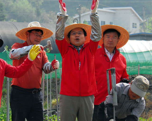 황교안 자유한국당 대표(오른쪽에서 세 번째)가 민생투쟁 대장정 8일째를 맞은 14일 충북 제천시 송학면의 한 농가 고추밭에서 농사일을 돕다가 농민들의 환호에 답하고 있다. 제천=뉴시스