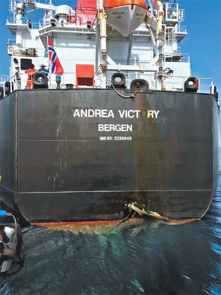 호르무즈 해협서 공격받은 선박 13일 중동 아랍에미리트(UAE) 동부 푸자이라 인근 해안에서 노르웨이 선박 안드레이 
빅토리호의 하단이 파손돼 기름이 흘러나오고 있다. 하루 전 중동의 주요 원유 수송로인 호르무즈 해협 인근에서 안드레이 빅토리호, 
사우디아라비아 유조선 2척을 포함해 총 4척이 공격을 받았다. 미국 정부는 이날 “공격 배후에 이란이 있다”고 했고, 이란은 즉각
 부인하며 중동의 긴장이 고조되고 있다. 푸자이라=AP 뉴시스