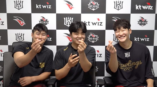 스승의 날을 맞아 성남고 박성균 감독에게 깜짝 이벤트를 한 KT 배정대, 손동현, 배제성(왼쪽부터). 사진제공 | KT 위즈