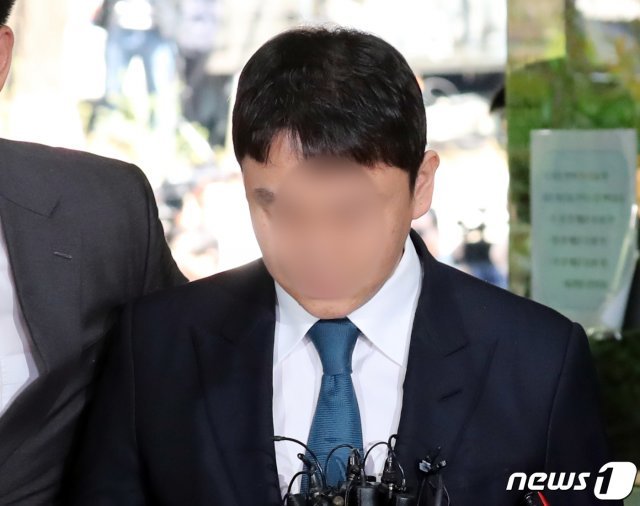 성접대를 알선하고 클럽 ‘버닝썬’의 수익금을 횡령한 혐의를 받는 유인석 전 유리홀딩스 대표가 14일 오전 서울 서초구 서울중앙지방법원에서 열린 구속 전 피의자심문(영장심사)에 출석하고 있다. 2019.5.14/뉴스1 © News1