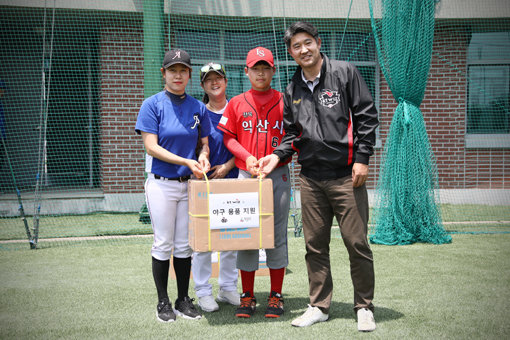 KT 위즈 퓨처스팀이 15일 익산야구장에서 공식 개막식을 치렀다. 이숭용 단장(오른쪽)이 익산 야구연합회 및 여자야구단, 리틀야구단에 야구용품을 전달하고 있다. 사진제공 | KT 위즈