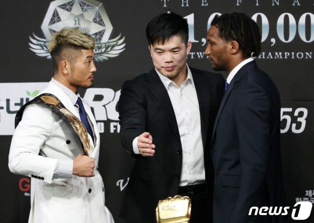 권아솔(왼쪽)과 만수르 바르나위(오른쪽)가 15일 오후 서울 청담동 압구정 로드짐에서 열린 로드FC 70kg 100만불 토너먼트 최종전 기자회견에서 신경전을 벌이자 김대한 로드FC 대표(왼쪽 두번째)가 중재하고 있다. 권아솔과 만수르는 이달 18일 제주 한라체육관에서 굽네몰 로드 FC 053 제주에서 맞대결을 펼친다. 2019.5.15/뉴스1 © News1