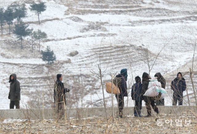 2013년 2월 북한 신의주시 압록강 주변에서 주민들이 식량을 구해 집으로 돌아가고 있는 모습. 단둥=변영욱 기자 cut@donga.com