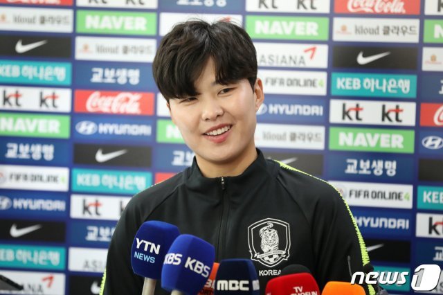 여자 축구 국가대표팀 지소연이 15일 오후 경기 파주시 축구대표팀트레이닝센터(NFC)에서 취재진의 질문에 답하고 있다. 2019 프랑스 여자 월드컵에 출전하는 대표팀은 오는 17일까지 훈련을 진행한 후 최종 명단 23명을 가린다. 2019.5.15/뉴스1 © News1