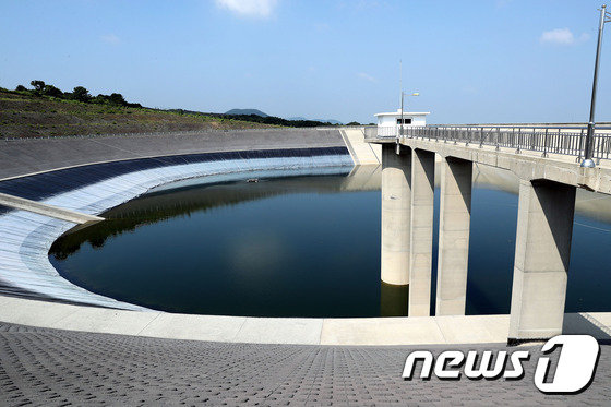 제주 중산간 마을에 물을 공급하는 어승생 수원지.(제주도 제공)© News1