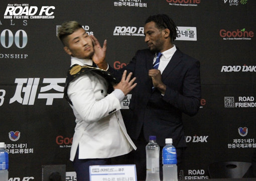 권아솔(왼쪽)과 만수르 바르나위가 15일 청담동 로드FC 압구정짐에서 열린 굽네몰 로드FC 053 제주 100만 달러 토너먼트 최종전 기자회견에서 거친 신경전을 벌이고 있다. 사진제공｜로드FC