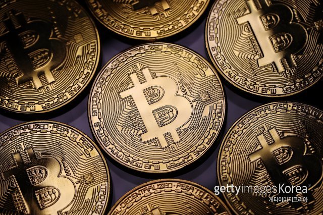 암호화폐 대표 주자인 비트코인의 연 최고가 달성과 관련해 시장 회복을 알리는 장기적 훈풍인지, 아니면 투자 자금의 일시적인 쏠림 현상인지 엇갈린 전망이 나오고 있다. 사진=게티이미지코리아