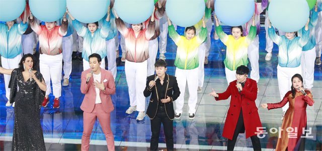 가수 ‘비’(왼쪽에서 두 번째)가 15일 중국 베이징 올림픽경기장에서 열린 아시아 문화 카니발에서 중국 싱가포르 가수 등과 함께 노래를 부르고 있다. 베이징=윤완준 특파원 zeitung@donga.com
