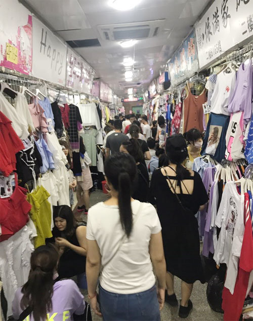 붐비는 광저우 패션타운 중국 광저우 의류도매시장 ‘사허 진마(沙河金馬)’의 모습. 상가를 찾은 손님들로 시장이 붐비고 있다. 이스트엔드 제공