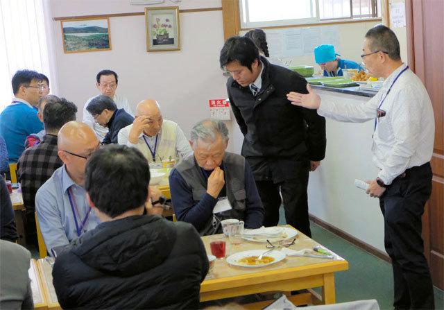 러시아 사할린주 쿠릴열도를 방문 중 전쟁을 하지 않으면 섬을 되찾을 수 없다는 발언으로 물의를 빚었던 마루야마 호타카 중의원이 13일 사과했다. 러시아 방문 일본기자단 촬영
