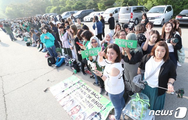 16일 오전 경기도 고양시 백마회관 앞에는 2PM 옥택연의 전역을 기다리는 수백 명의 팬들이 그가 오기만을 기다리고 있다. 옥택연은 허리 디스크로 대체 복무 판정을 받았지만 미국 영주권을 포기하고 2017년 9월 4일 자원입대해 약 20개월간 백마 신병교육대에서 조교로 복무해왔다. © News1