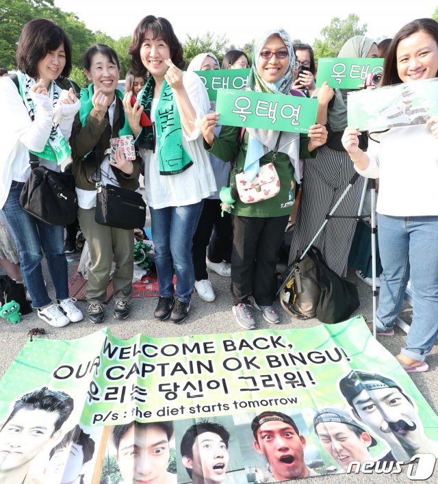 16일 오전 경기도 고양시 백마회관 앞에는 2PM 옥택연의 전역을 기다리는 수백 명의 팬들이 그가 오기만을 기다리고 있다. 옥택연은 허리 디스크로 대체 복무 판정을 받았지만 미국 영주권을 포기하고 2017년 9월 4일 자원입대해 약 20개월간 백마 신병교육대에서 조교로 복무해왔다. 2019.5.16/뉴스1 © News1