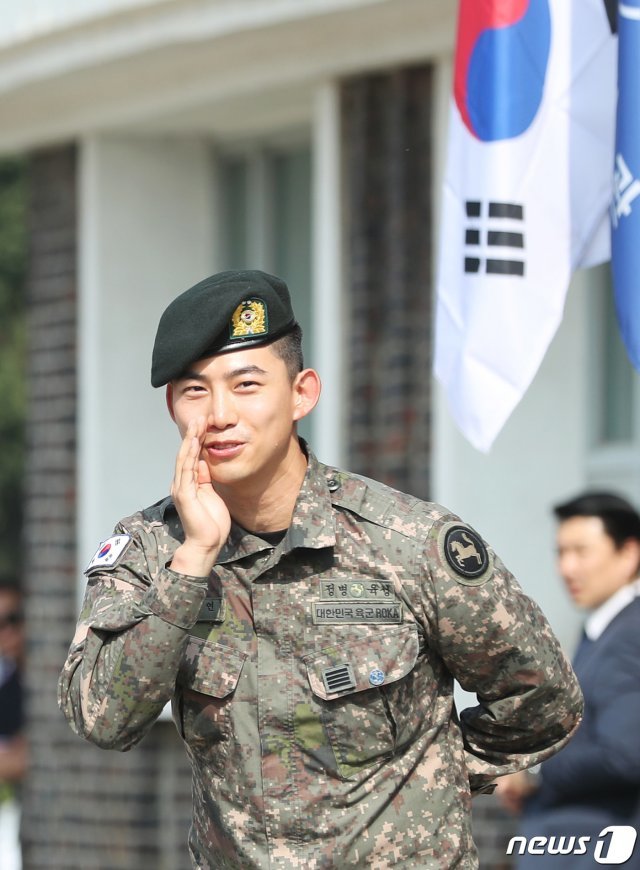 2PM 옥택연이 16일 오전 경기도 고양시 백마회관 앞에서 전역 신고를 마친 뒤 팬들에게 인사를 하고 있다. 옥택연은 허리 디스크로 대체 복무 판정을 받았지만 미국 영주권을 포기하고 2017년 9월 4일 자원입대해 약 20개월간 백마 신병교육대에서 조교로 복무했다. 2019.5.16/뉴스1 © News1