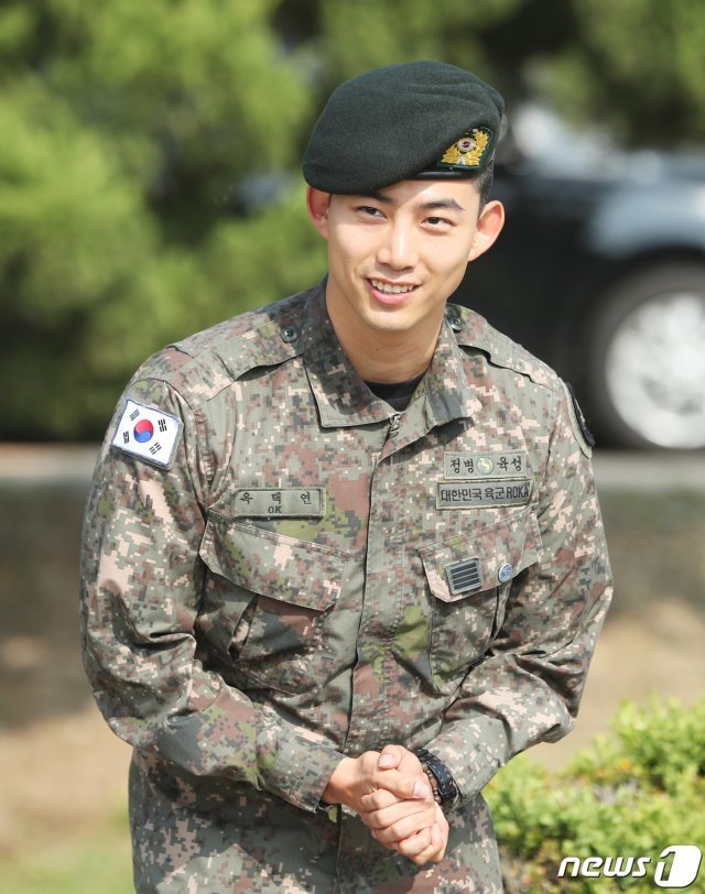 2PM 옥택연이 16일 오전 경기도 고양시 백마회관 앞에서 전역 신고를 마친 뒤 팬들에게 인사를 하고 있다. 옥택연은 허리 디스크로 대체 복무 판정을 받았지만 미국 영주권을 포기하고 2017년 9월 4일 자원입대해 약 20개월간 백마 신병교육대에서 조교로 복무했다. 2019.5.16/뉴스1 © News1