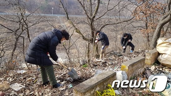 당시 경찰이 차동고개에서 수색 작업을 벌이고 있는모슴. (사진=충남경찰청) © 뉴스1