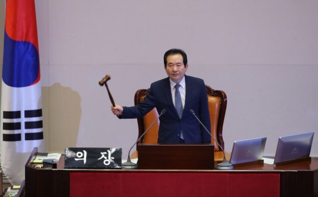 정세균 국회의장이 2016년 12월 9일 오후 국회에서 열린 본회의에서 ‘’대통령(박근혜) 탄핵소추안’’ 가결을 선포하고 있다. [국회사진기자단]