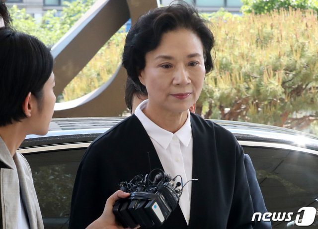 대한항공 여객기를 이용해 해외에서 구입한 명품백 등 개인물품을 밀수한 혐의를 받는 이명희 전 일우재단 이사장이 16일 오후 인천지방법원에서 열린 공판 준비기일에 출석하고 있다. 2019.5.16/뉴스1 © News1