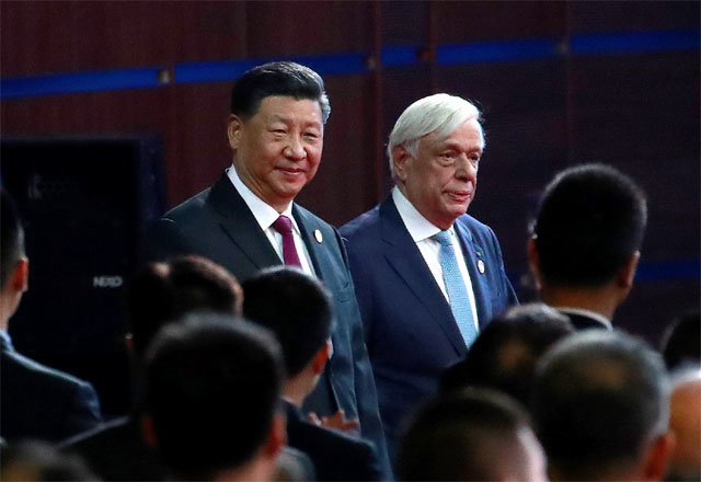 시진핑 중국 국가주석(왼쪽)과 프로코피스 파블로풀로스 그리스 대통령. 베이징=AP 뉴시스