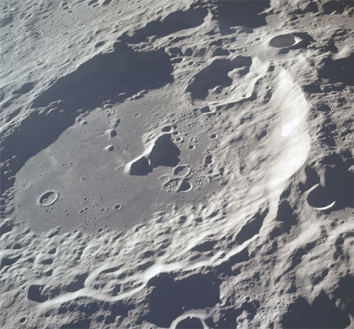중국의 달 탐사선 창어 4호가 착륙해 연구한 달 뒷면 에이킨 분지의 모습이다. 1972년 미국의 달 탐사선 아폴로 17호가 찍었다. 이번 탐사로 달의 내부 구조가 일부 밝혀졌다. 미국항공우주국 제공