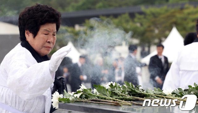제 38주년 5·18민주화운동 기념일을 하루 앞둔 지난해 5월17일 오전 광주 북구 국립5·18민주묘지에서 열린 추모제에서 오월어머니들이 헌화를 하고 있다. © News1