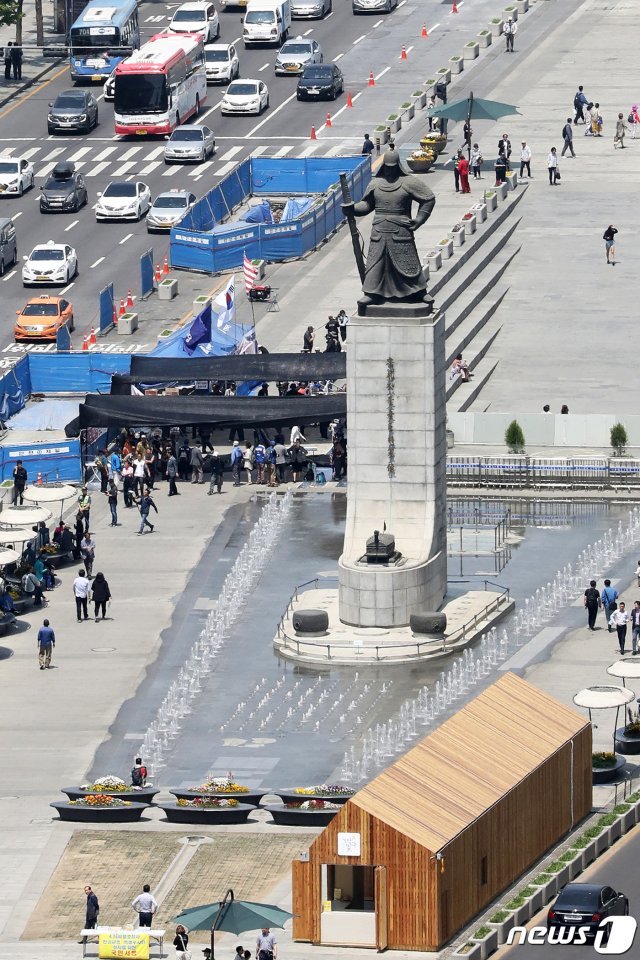 대한애국당은 지난 10일 ‘애국열사 추모’를 이유로 광화문광장 이순신동상 주변에 기습적으로 천막을 설치하고 농성에 들어갔다.  2019.5.14/뉴스1 © News1