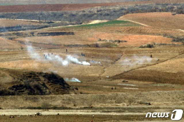 경기 파주시 장단면 도라산 전망대에서 바라본 북한 지역에서 북한 주민들이 밭을 태우고 있다. 2019.4.3/뉴스1 © News1