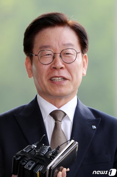 1심 선고 공판에서 무죄를 선고받은 이재명 경기도지사가 17일 오전 경기도 수원시 팔달구 경기도청에서 출근에 앞서 입장을 밝히고 있다. 2019.5.17/뉴스1 © News1