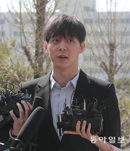 마약 투약 혐의를 받고 있는 가수 박유천 씨가 4월 17일 오전 수원 경기남부경찰청에 출두하고 있다. 사진=원대연기자 yeon72@donga.com