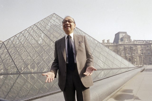 대표작인 프랑스 파리 루브르박물관 ‘유리 피라미드’가 1989년 완공된 직후 그 앞에 선 건축가 이오 밍 페이. AP 뉴시스