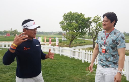 프로농구 서울 SK 문경은 감독(오른쪽)이 17일 인천 영종도 스카이72 골프앤리조트에서 열리고 있는 KPGA 코리안 투어 SK텔레콤 오픈 2라운드를 찾아 최경주와 반갑게 대화를 나누고 있다. 인천｜고봉준 기자 shutout@donga.com