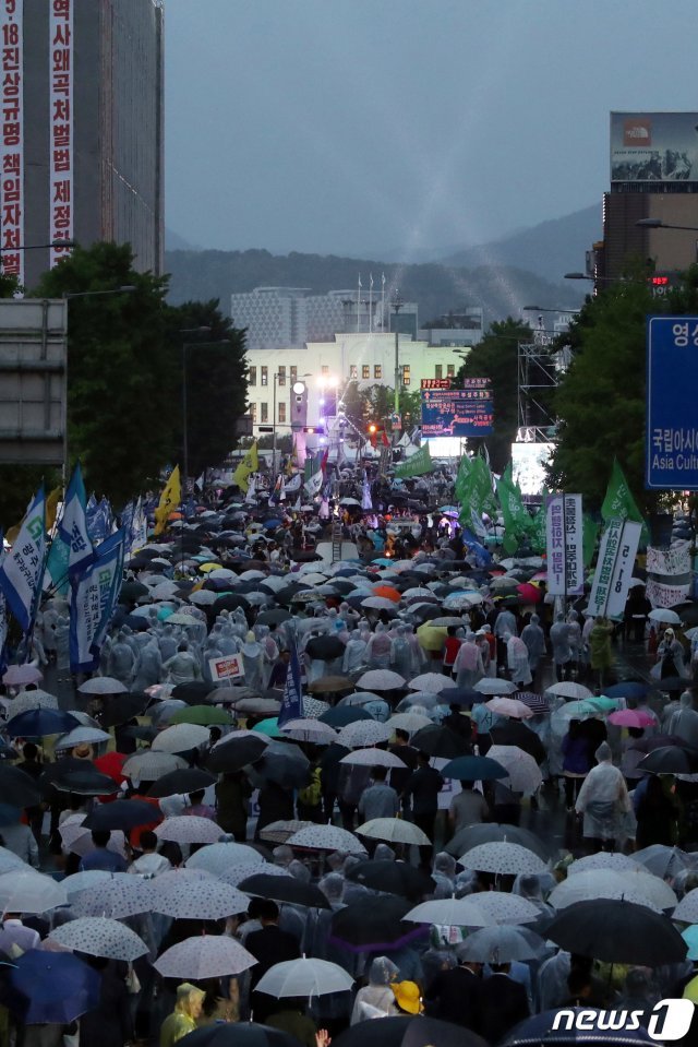 17일 오후 광주 동구 5·18민주광장 일원에서 열린 ‘5·18 전야제’에서 시민들이 금남로 5가에서 행진을 시작해 옛 전남도청으로 향하고 있다. 2019.5.17/뉴스1 © News1