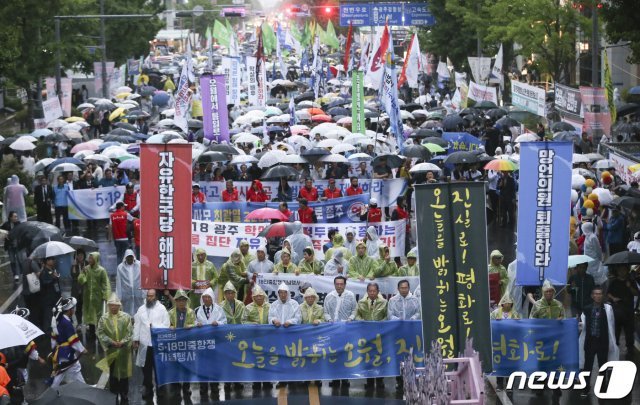 5·18민주화운동 기념일을 하루 앞둔 17일 오후 시민들이 광주 동구 금남로 일대에서 39주기 전야제가 열리는 5·18민주광장으로 향하고 있다. 2019.5.17/뉴스1 © News1