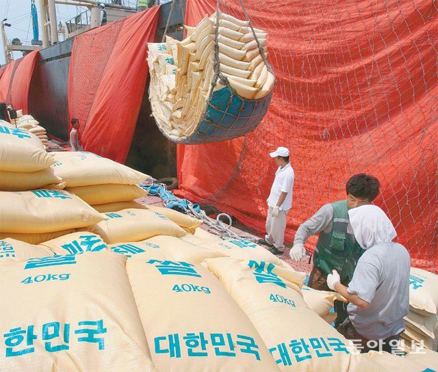 북한에 지원하는 식량이 2007년 선박에 실리는 모습. 동아일보 DB