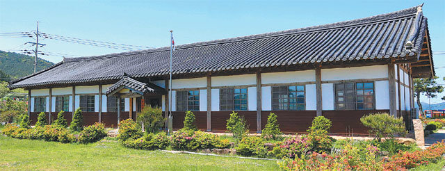 일제에 의해 강제 폐교된 지 78년 만인 2005년 소안항일운동기념공원에 복원된 사립소안학교.