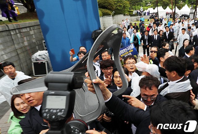 황교안 자유한국당 대표가 18일 5.18민주화운동 39주년 기념식에 참석하기 위해 국립5.18민주묘지 입구를 들어서려다 시민들로부터 거센 항의를 받고 있다. 2019.5.18/뉴스1 © News1