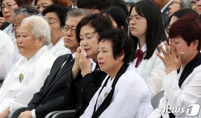 문재인 대통령 부인 김정숙 여사와 유가족들이 18일 광주 국립 5·18민주묘지에서 열린 제39주년 5·18민주화운동 기념식에서 5.18 당시 가두방송을 했던 박영순씨의 상황극을 관람하며 눈물을 훔치고 있다. 이날 기념식에는 각계대표와 5·18민주화운동 유공자, 유족, 일반시민, 학생 등 5,000여 명이 참석했다. 2019.5.18/뉴스1 © News1