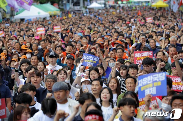 제39주년 5·18민주화운동 기념식이 열린 18일 오후 광주 동구 금남로 일대에서 5·18진상규명과 역사왜곡처벌법 제정 등을 촉구하는 범국민대회가 진행되고 있다. 2019.5.18/뉴스1 © News1