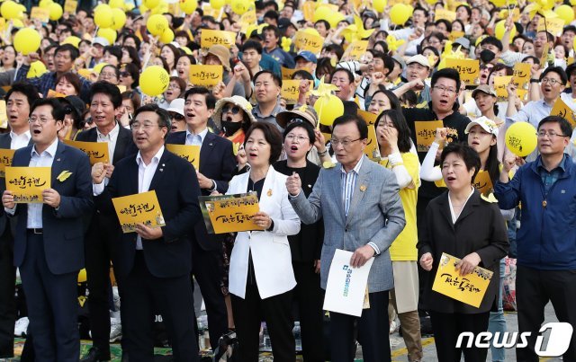 이해찬 더불어민주당 대표가 18일 오후 서울 광화문광장에서 열린 고 노무현 대통령 서거 10주기 시민문화제에서 참가자들과 함께 ‘임을 위한 행진곡’을 부르고 있다. 노무현재단은 올해 10주기 추모행사 주제를 ‘새로운 노무현’으로 정하고 애도와 추모를 뛰어넘어 깨어있는 시민들이 ‘사람 사는 세상’의 꿈을 갖고 새로운 미래로 나아가는 원년으로 삼자고 밝혔다. 2019.5.18/뉴스1 © News1