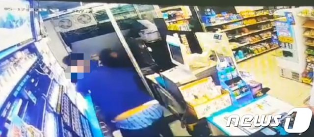 18일 0시2분쯤 부산 남구 대연동의 한 편의점에서 조현병 증세가 있는  A씨(38)가 흉기를 들고 종업원(24)에게 달려드는 모습.(부산지방경찰청 제공)© 뉴스1