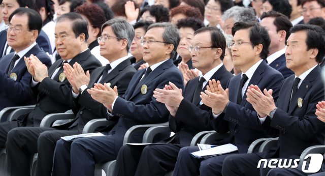 유남석 헌법재판소장을 비롯한 4부요인과 여야 대표들이 18일 광주 국립 5·18민주묘지에서 열린 제39주년 5·18민주화운동 기념식에서 문재인 대통령의 기념사에 박수를 치고 있다. 이날 기념식에는 각계대표와 5·18민주화운동 유공자, 유족, 일반시민, 학생 등 5,000여 명이 참석했다. 2019.5.18/뉴스1 © News1