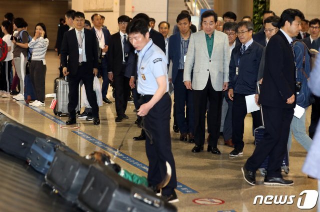 이낙연 국무총리가 18일 오후 인천국제공항 아프리카돼지열병 국경검역장을 방문해 세관직원의 탐지 활동을 살펴보고 있다. 2019.5.18/뉴스1 © News1