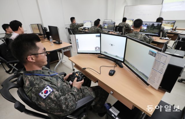 경기도 이천시 육군 정보학교 드론 교육센테에서 드론 특기 부사관들이 조종 교육을 받고 있다.