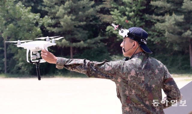 16일 경기도 이천시 육군 정보학교에서 열린 드론 운용전술 시연에서 360 카메라를 장착한 드론 운용 시범을 보이고 있다.