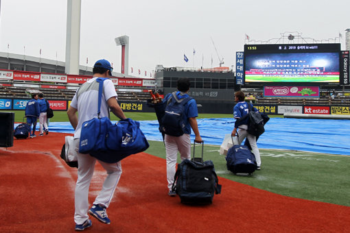 19일 오후 수원 KT위즈파크에서 열리는 ‘2019 신한은행 MY CAR KBO리그’ KT 위즈와 삼성 라이온즈의 경기 전 갑작스러운 비로 경기가 우천 취소 되자 삼성 라이온즈 선수들이 그라운드를 빠져나가고 있다. 사진제공｜스포츠코리아