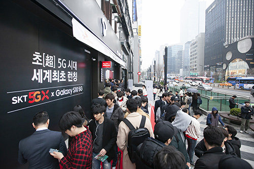 국내 첫 5세대(5G) 스마트폰인 삼성전자 ‘갤럭시 S10 5G’가 5일부터 일반 가입자를 대상으로 판매에 들어갔다. 서울 강남구 SK텔레콤 매장 앞에 시민들이 줄을 선 모습. 통신 3사도 공시지원금을 경쟁적으로 올리며 고객 잡기에 나섰다. SK텔레콤 제공