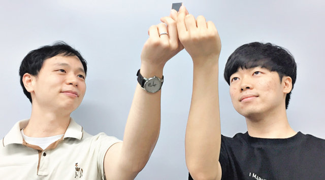 전동석 서울대 융합과학기술대학원 교수(왼쪽)와 박정우 연구원이 자체 개발한 뉴로모픽 프로세서를 살펴보고 있다. 뉴로모픽 반도체는 뇌의 연산 특성을 반영한 인공지능(AI) 반도체다.